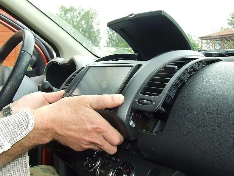 Изображение для статьи: Установка автомагнитолы VARTA V-AVM711D в Nissan Note