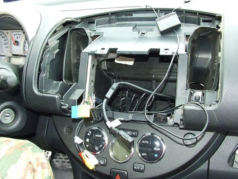 Изображение для статьи: Установка автомагнитолы VARTA V-AVM711D в Nissan Note