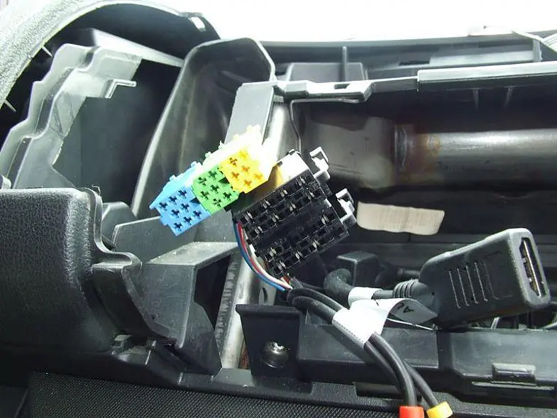 Изображение для статьи: Установка автомагнитолы VARTA V-AVM711D в Nissan Note