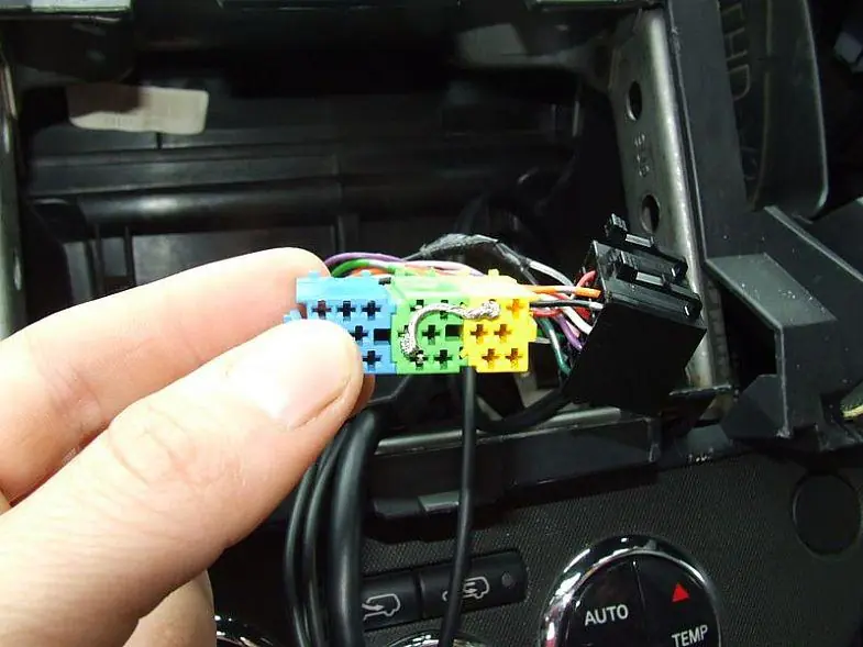 Изображение для статьи: Установка автомагнитолы VARTA V-AVM711D в Nissan Note