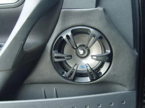 Изображение для статьи: Установка динамиков в двери и сабвуфера в полку Renault Megane