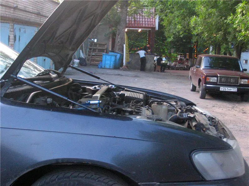 Изображение для статьи: Установка амортизаторов капота на Toyota Corolla E10