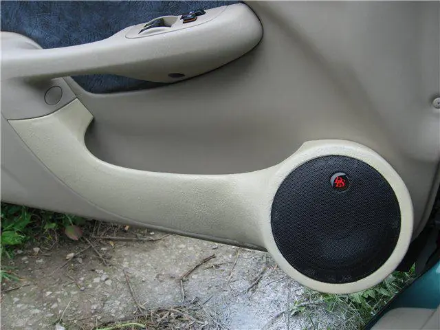Изображение для статьи: Изготовление подиумов и установка динамиков в Toyota Corolla E11