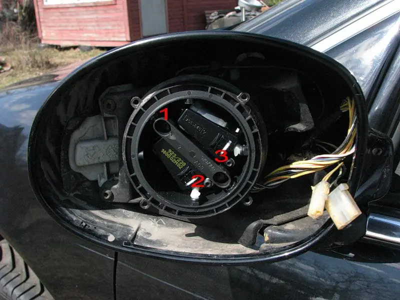 Изображение для статьи: Белые повторители поворотов в зеркала Dodge Intrepid