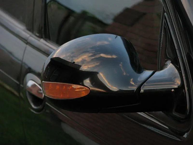 Изображение для статьи: Белые повторители поворотов в зеркала Dodge Intrepid