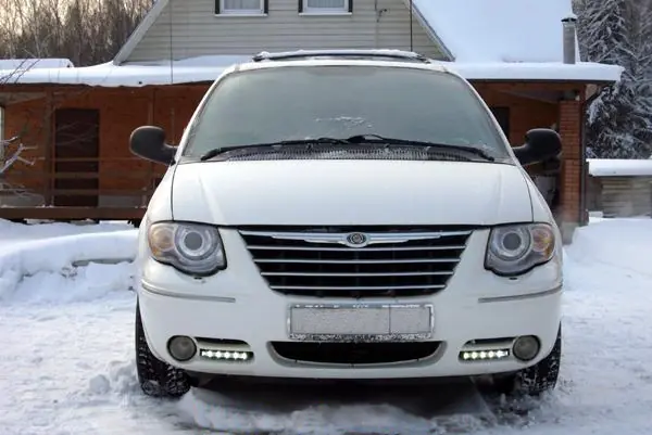 Изображение для статьи: Установка дневных ходовых огней на Chrysler Town Country