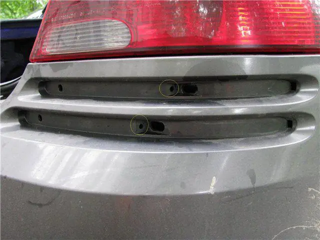 Изображение для статьи: Установка светодиодов в заднии катафоты бампера Dodge Stratus