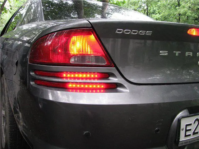 Изображение для статьи: Установка светодиодов в заднии катафоты бампера Dodge Stratus