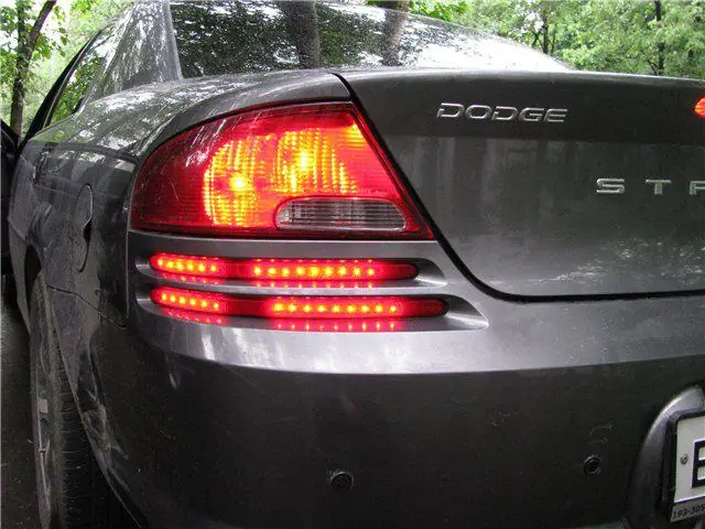 Изображение для статьи: Установка светодиодов в заднии катафоты бампера Dodge Stratus