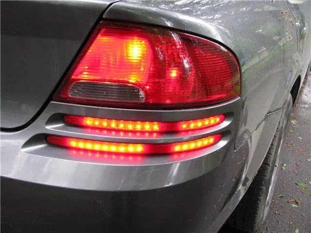 Изображение для статьи: Установка светодиодов в заднии катафоты бампера Dodge Stratus