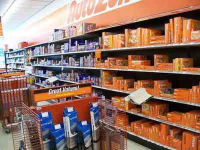 Полки с воздушными фильтрами в магазине AutoZone