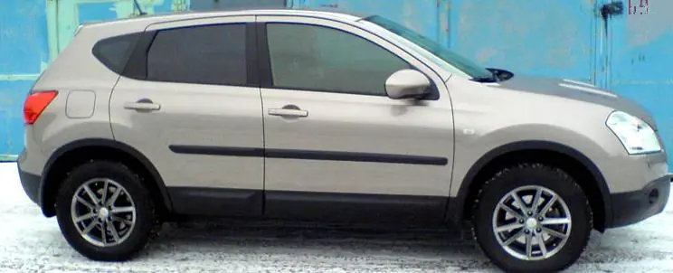 Nissan Qashqai серого цвета, вид с правого бока