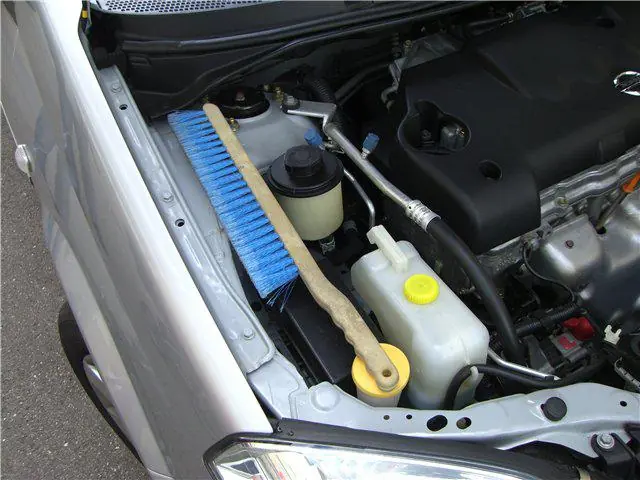 Изображение для статьи: Установка амортизаторов капота на Nissan Primera