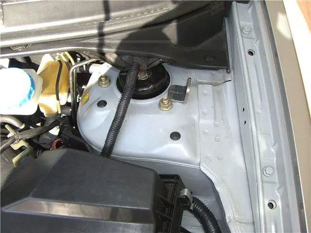 Изображение для статьи: Установка амортизаторов капота на Nissan Primera
