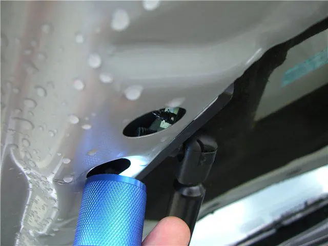 Изображение для статьи: Установка амортизаторов капота на Nissan Primera