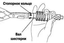 Снятие стопорного кольца вала шестерни