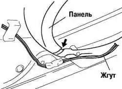 Укладка жгута проводов в паз панели блока двери
