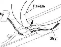 Укладка жгута проводов в паз панели блока двери