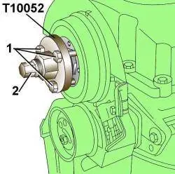 Использование съемника T10052 (2), закрепленного болтами (1) на ступице шкива зубчатого ремня, для снятия ступицы с конуса распределительного вала