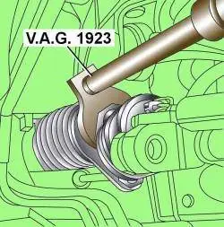 Использование приспособления V. A. G. 1923 для отворачивания рулевой тяги от рулевого механизма