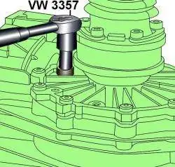 Использование ключа с торцовой головкой VW 3357 для вывинчивания пробки маслоналивного отверстия из механической пятиступенчатой коробки передач 012