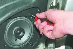 Снятие и установка обивки передней двери