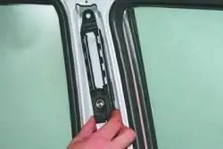 Замена переднего ремня безопасности