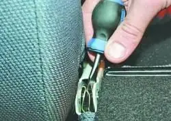 Снятие и установка заднего сиденья