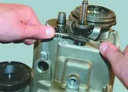 Разборка и сборка коробки передач и дефектовка ее деталей