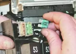 Замена дополнительных предохранителей и реле системы впрыска топлива