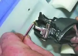 Замена внутренней ручки привода замка передней двери
