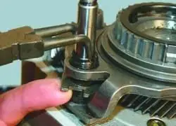 Разборка и сборка коробки передач и дефектовка ее деталей