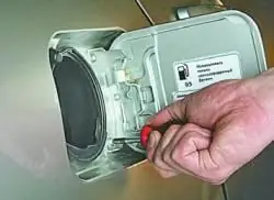 Снятие и установка крышки люка наливной трубы топливного бака
