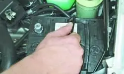 Снятие и установка аккумуляторной батареи