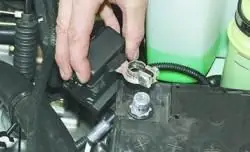 Снятие и установка аккумуляторной батареи