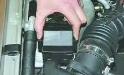 Замена предохранителей и реле в монтажных блоках