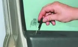 Снятие и установка обивки передней двери