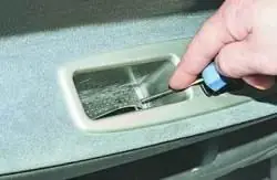 Снятие и установка обивки передней двери
