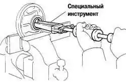 Извлечение сальника из корпуса масляного насоса