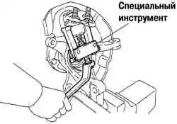 Снятие нижнего шарового шарнира передней подвески