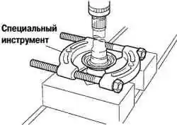Снятие пылезащитного кольца привода переднего колеса