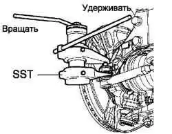 Отсоединение рулевой тяги от поворотного кулака