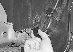 Снятие и установка брызговиков колес и подкрылков
