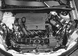 Проверка уровня и доливка тормозной жидкости в бачок гидроприводов тормозной системы и выключения сцепления