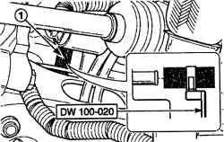 Отсоединение выходного шланга (1) от модуля отопителя инструментом DW100—020