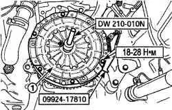 Использование специальной оправки DW210—010 и держателя маховика 09924—17810 для центрирования диска сцепления (1)