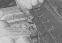 15.21з Отсоедините вакуумный шланг сервоусилителя