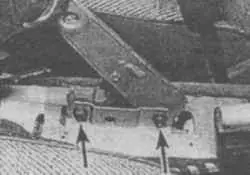 9.6а Крепежные болты рычага ручного тормоза (указаны стрелками)