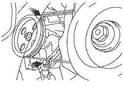 Расположение шарнирного и зажимного болтов крепления насоса усилителя рулевого управления