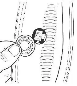 Снятие заглушки с торца двери для доступа к винту крепления цилиндра замка двери на моделях с 2001 года
